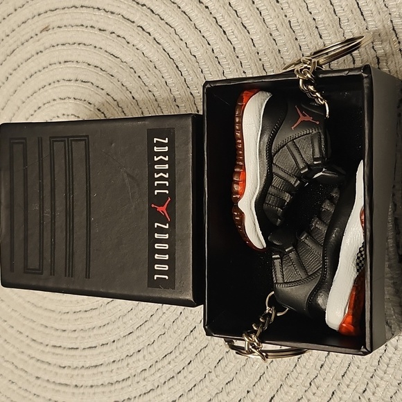 Jordan 11 Keychains With Box - Picture 4 of 4